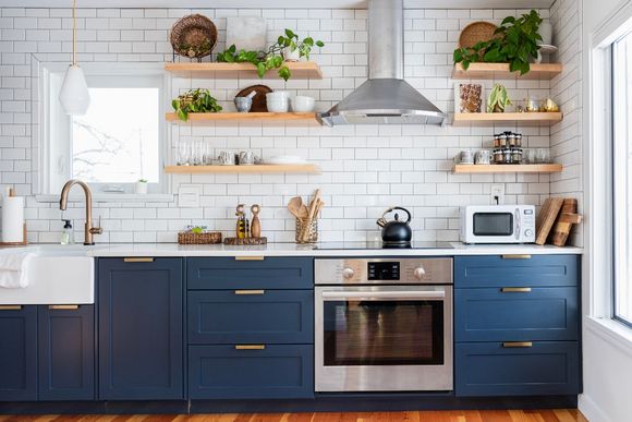 blaue Küchenzeile in weißer Küche